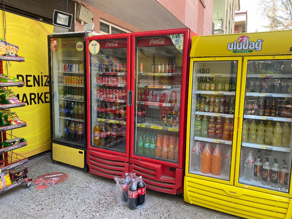 Deniz Market soğuk içecek dolapları